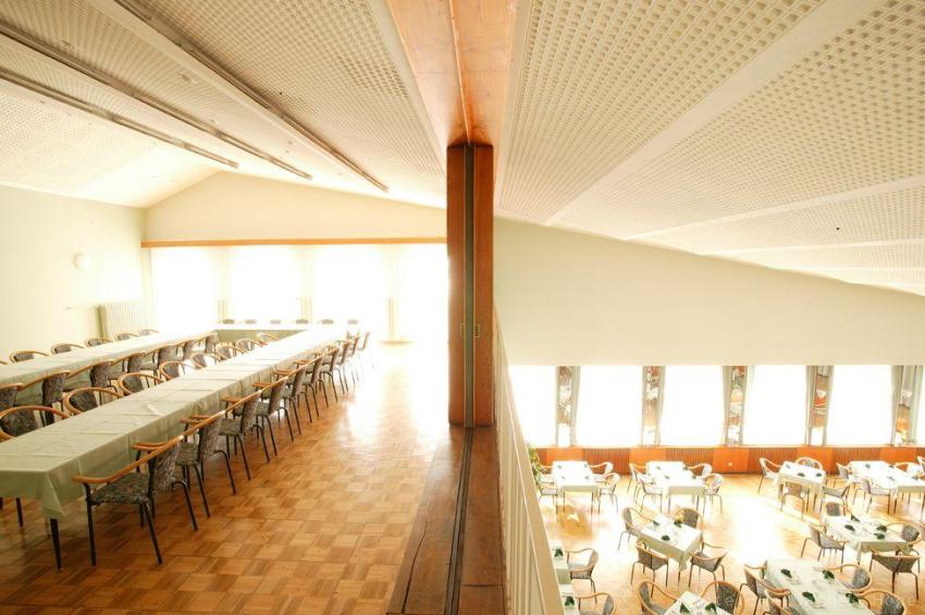 Galerie mit Blick in das Halbpensionsrestaurant