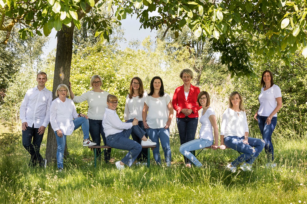 Team der TCH Top Conference Hoels GmbH auf einer Wiese