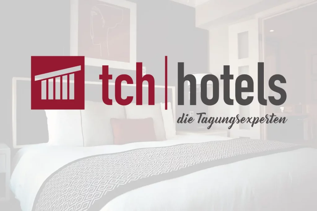Logo der TCH Top Conference Hotels GmbH mit Hotelzimmer im Hintergrund